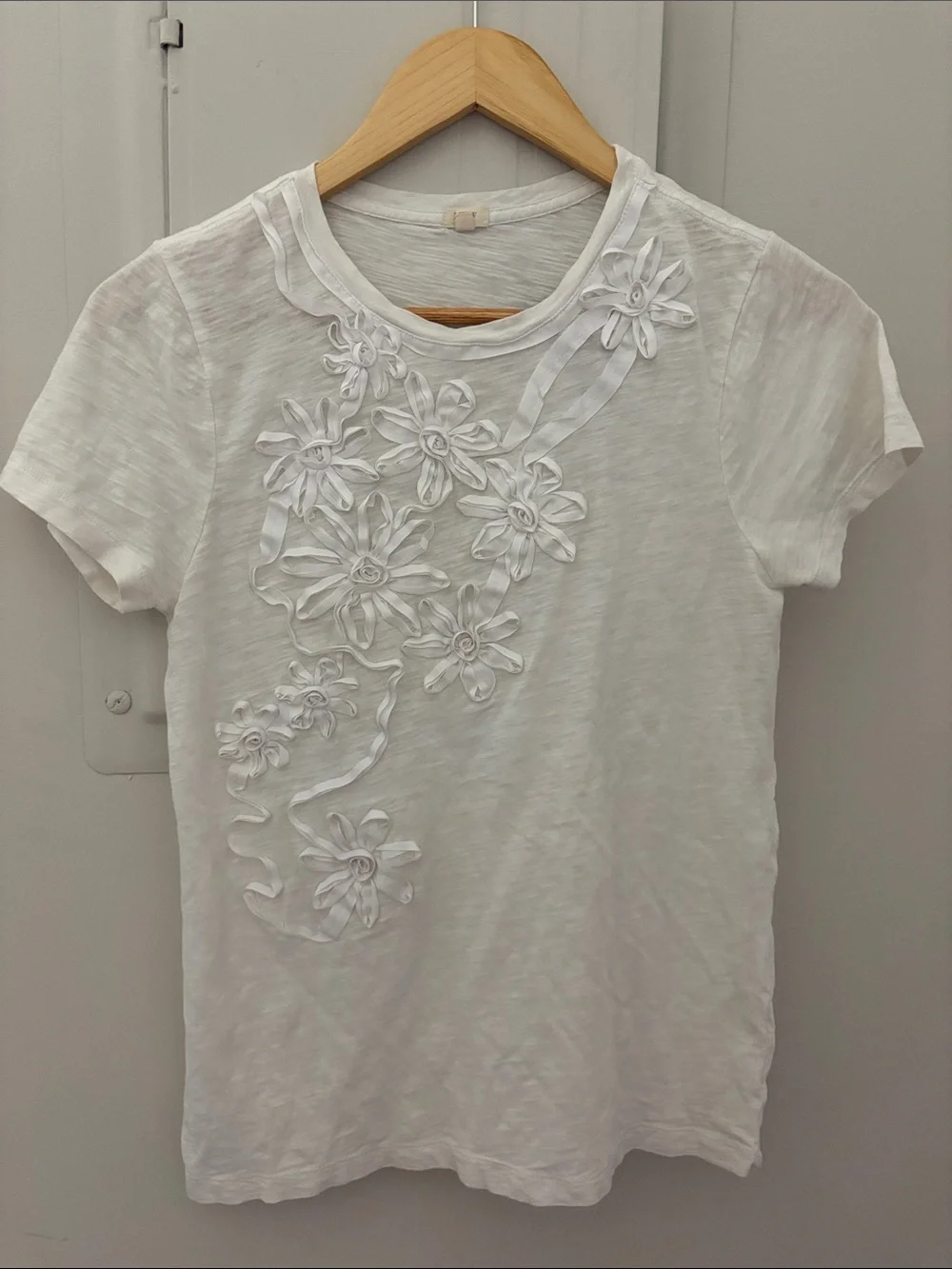 White Floral Appliqué Tee Jcrew Medium 3d ribbon flowers short sleeve top cotton